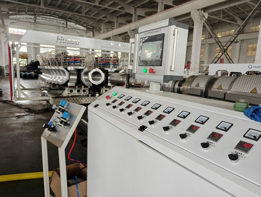 তরঙ্গায়িত ডাবল স্ট্র্যান্ড প্লাস্টিক পাইপ এক্সট্রুডার উৎপাদন লাইন উচ্চ দক্ষতা