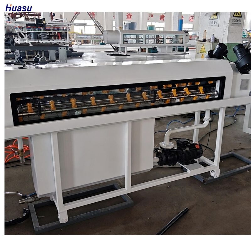 16mm-1600mm পাইপ ব্যাসার্ধের জন্য জল শীতলীকরণ সিস্টেম এবং L/D অনুপাত 33/38/40 সহ একক প্রাচীরযুক্ত ঢেউখেলান পাইপ এক্সট্রুশন লাইন