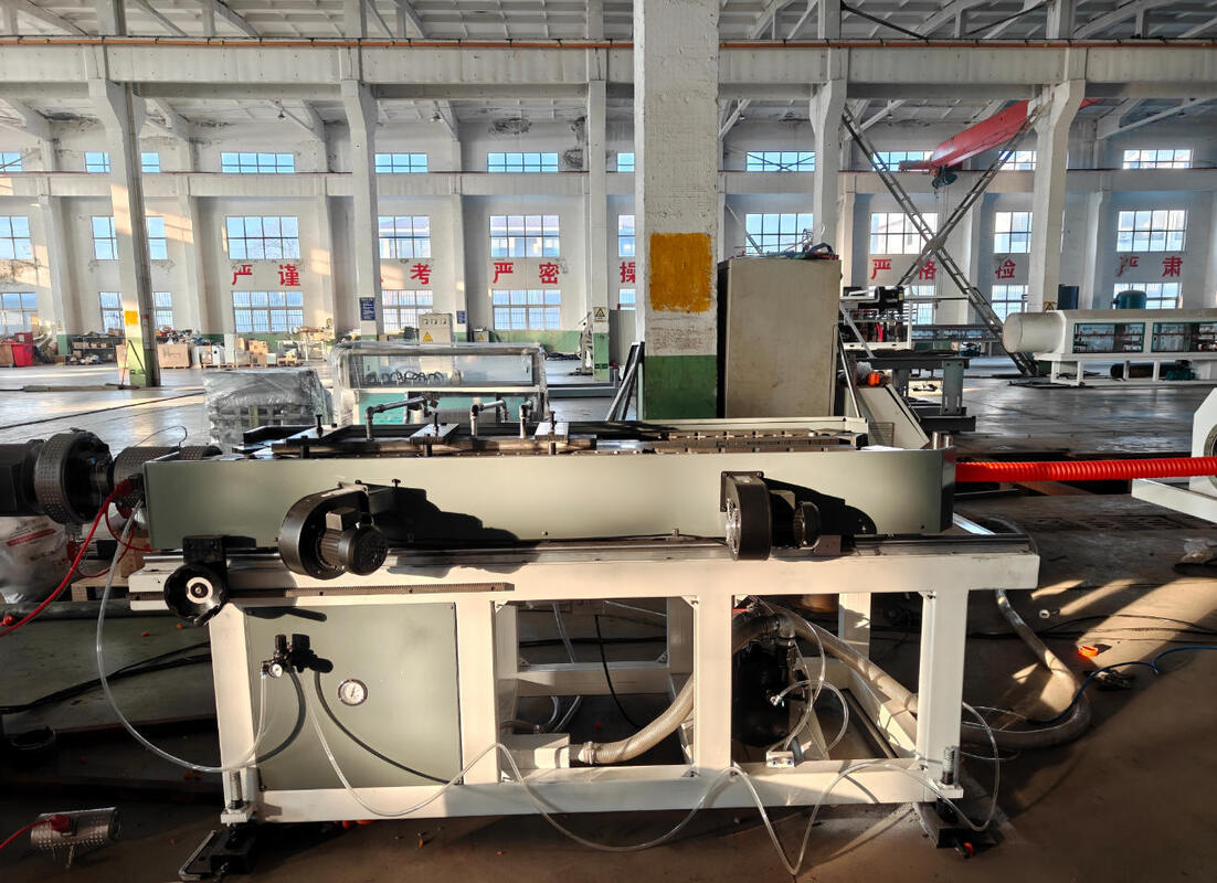 সিমেন্স ফ্রিকোয়েন্সি কন্ট্রোলার HV>740 ব্যারেল স্ক্রু এবং 20CrMnTi গিয়ার উপাদান সহ ডাবল প্রাচীরের গলিত পাইপ এক্সট্রুশন লাইন